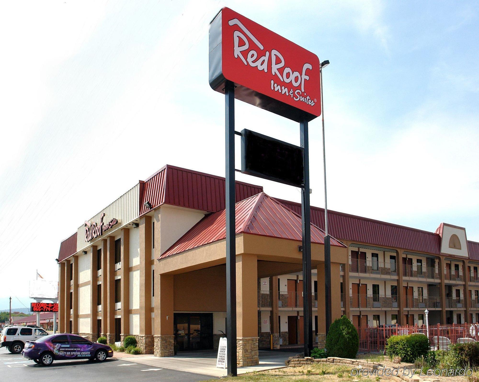 Red Roof Inn & Suites Pigeon Forge Parkway Exterior photo